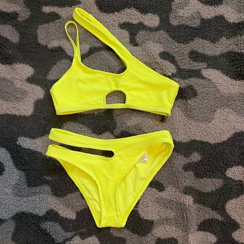 Cut Out Swimsuit💛⭐️⚠️